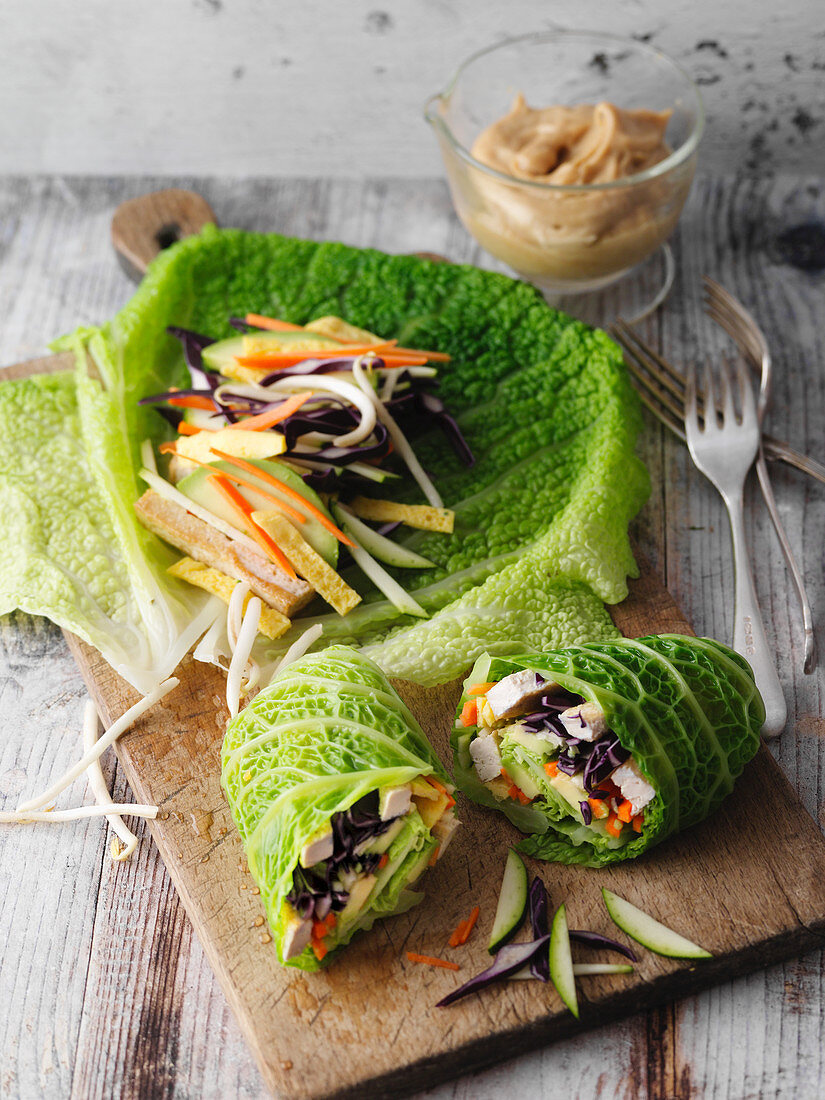 Wirsing-Gemüse-Rollen mit Erdnussdip (Low Carb)