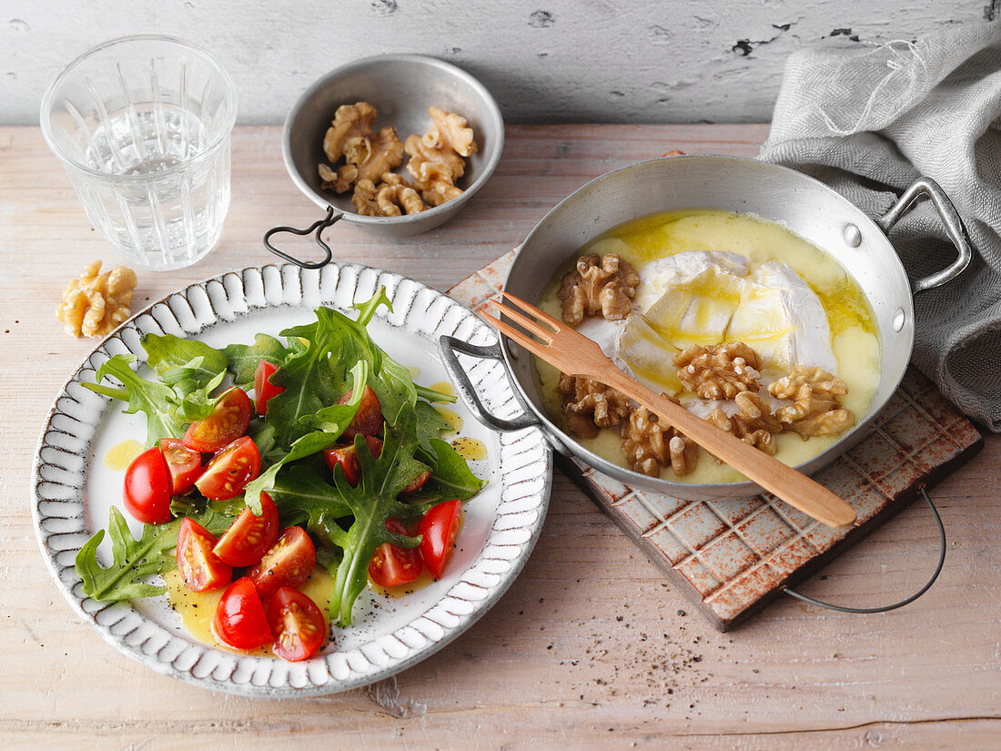 Gebackener Camembert mit Walnuss und Rucola-Tomatensalat (Low Carb)