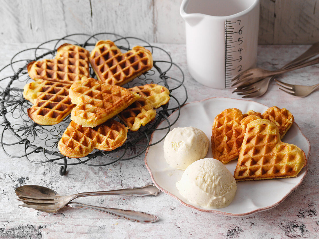 Waffles with vanilla ice cream (low carb)