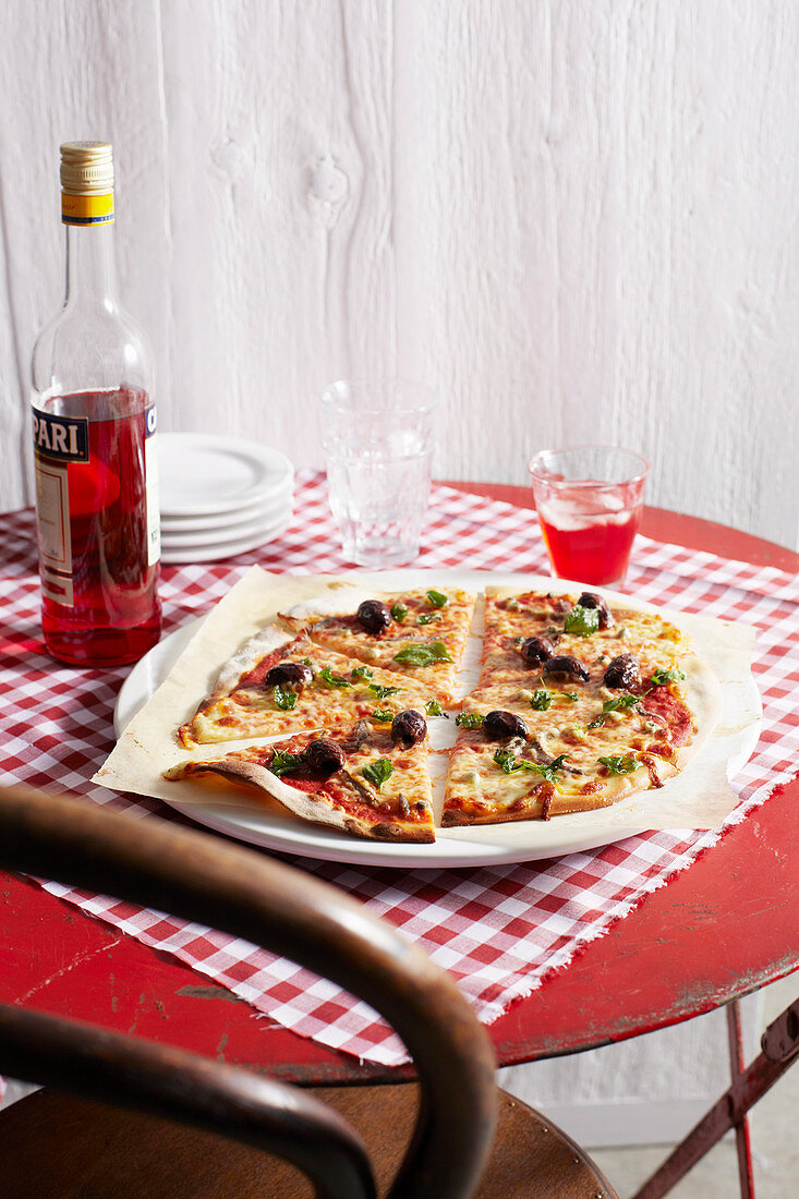 Pizza Napoletana mit Oliven, Anchovis und Kapern