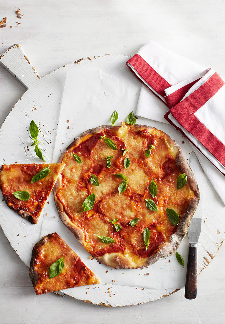 Pizza Margherita mit Tomaten und Käse