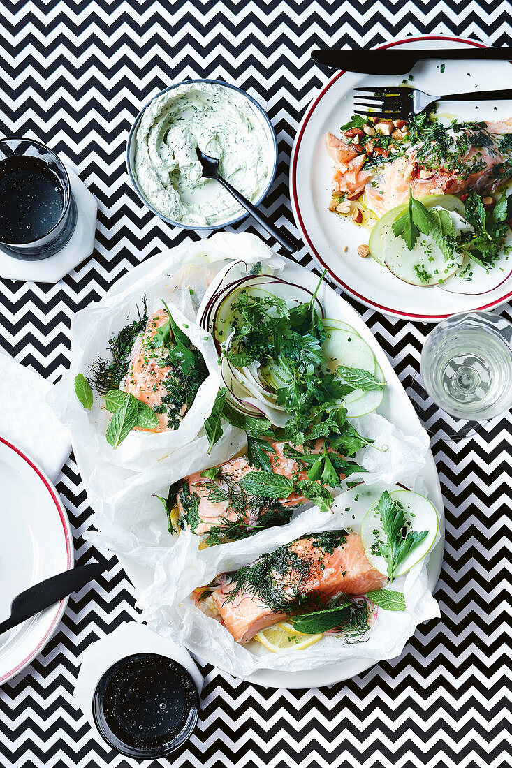 Salmon en papillote with kohlrabi and apple salad