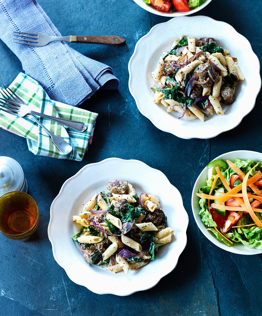 Penne mit Wurst, Zwiebeln, Senf und Salat