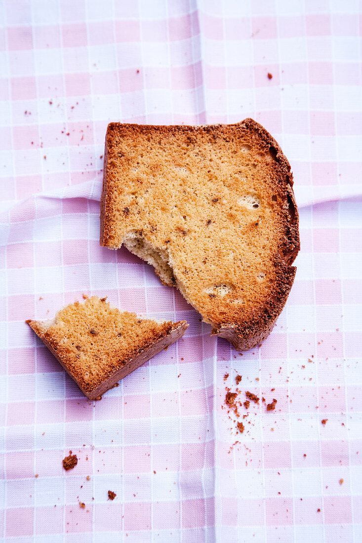 Aniseed melba toast, broken