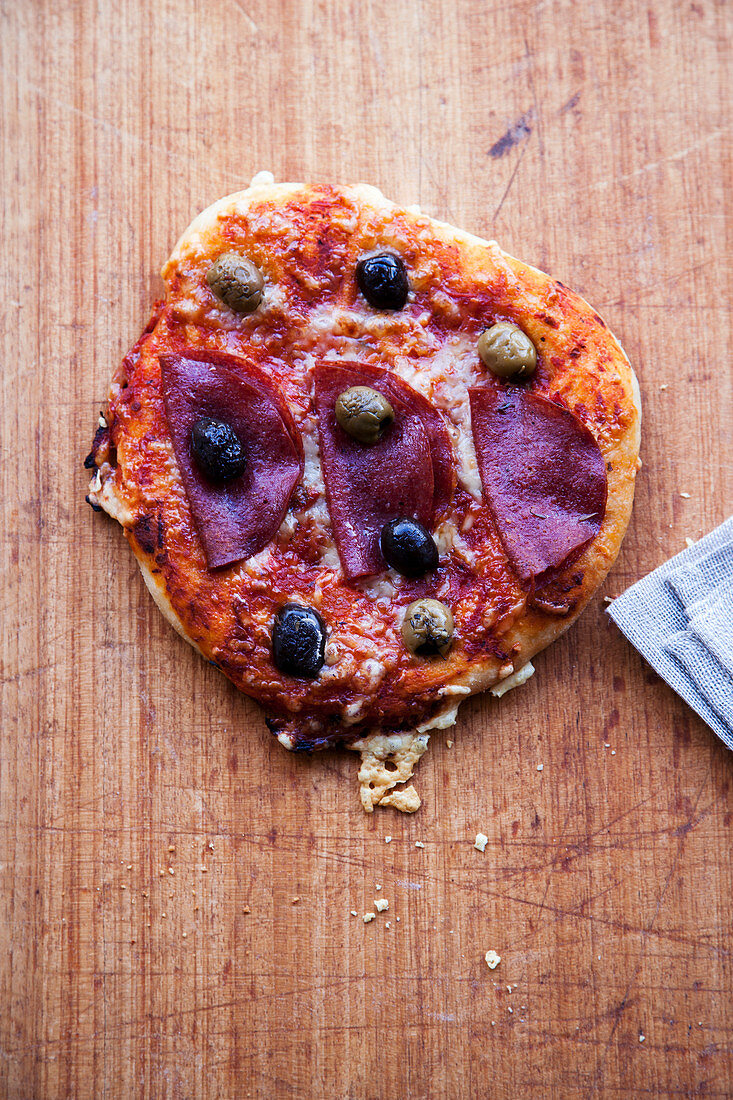 Pizzafladen mit Wurst und Oliven