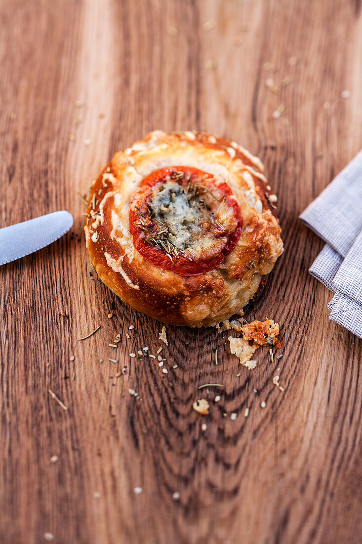 Pizzafladen mit Tomaten und provenzalischen Kräutern