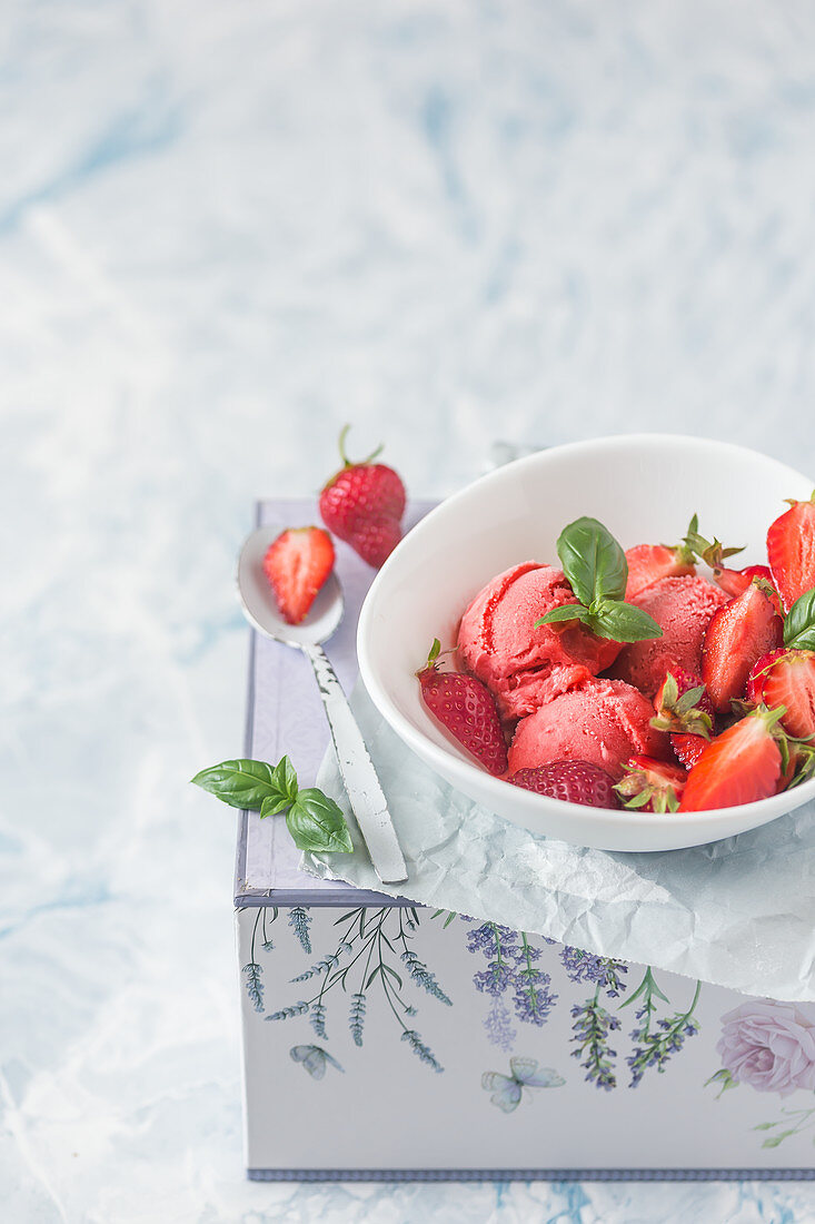 Erdbeersorbet mit Basilikum