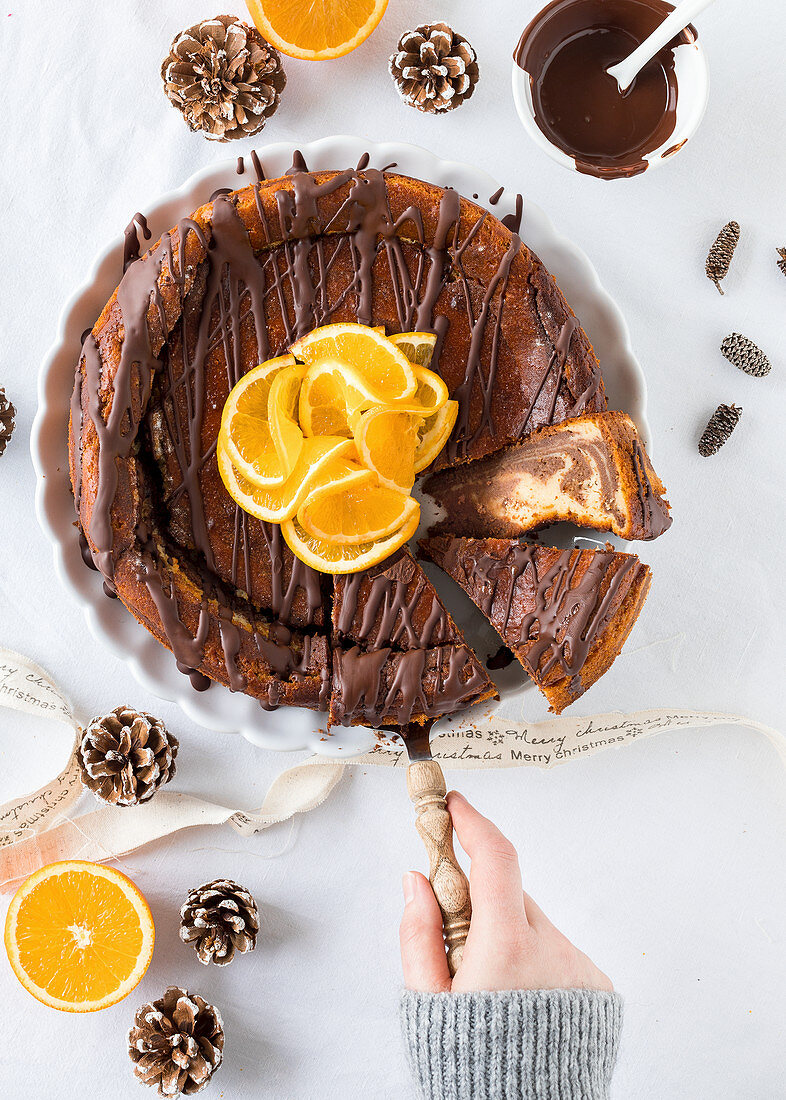 Schoko-Orangen-Cheesecake anschneiden