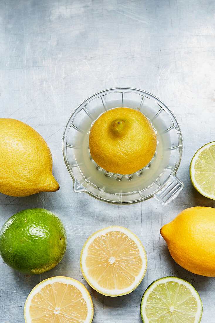 Zitronen und Limetten mit Zitruspresse