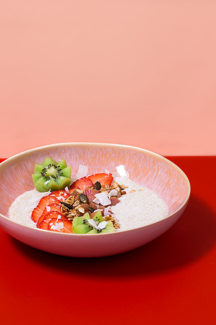 Quinoa-Rhabarber-Bowl mit Kiwi und Kokos