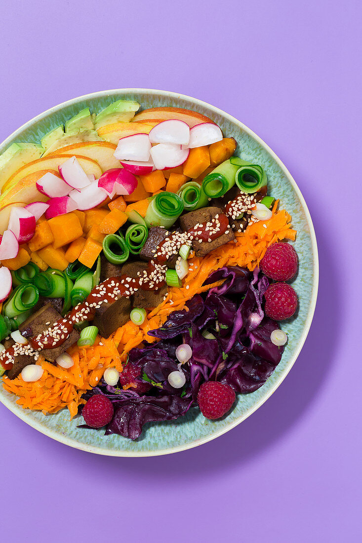 Vegane Rainbow Bowl mit eingelegtem Tofu