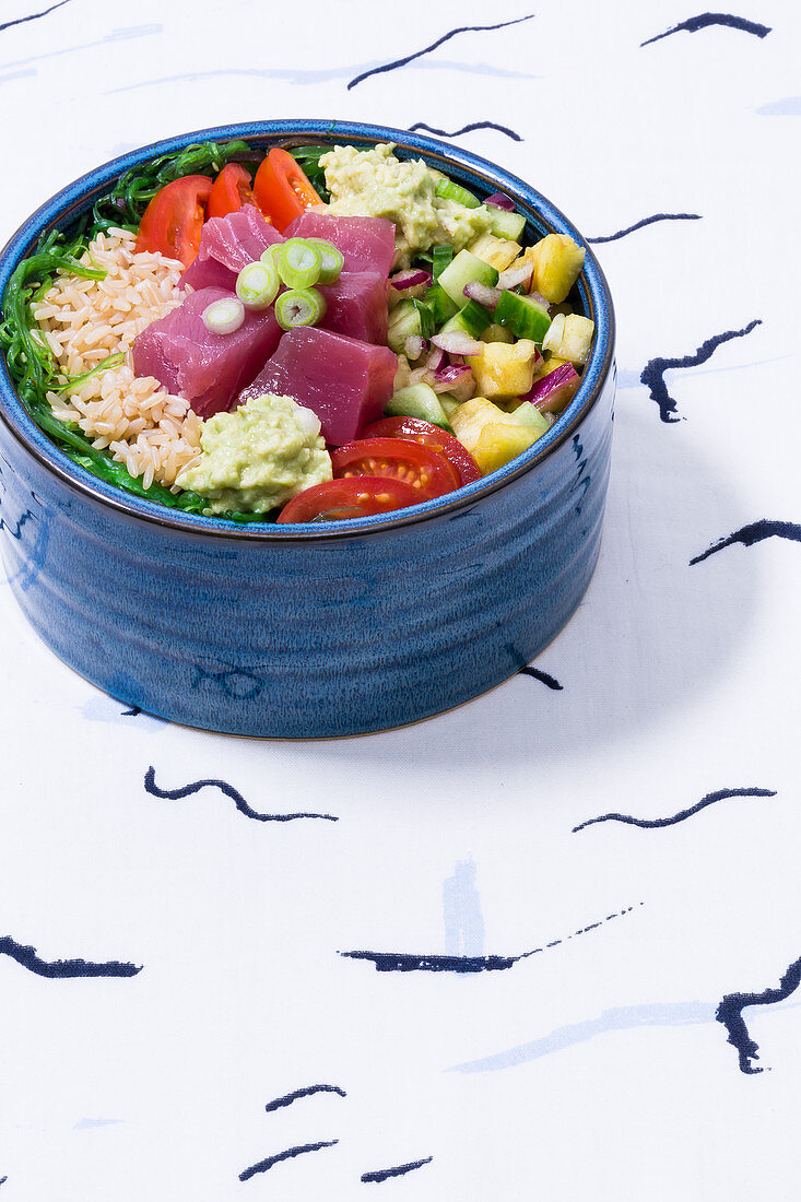 Poke Bowl mit Thunfisch, Vollkornreis und Algen