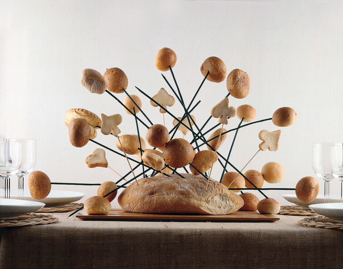 Brot gespickt mit Brötchen und Herzen aus Brot