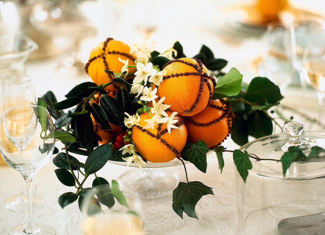 Orangen mit Nelken gespickt