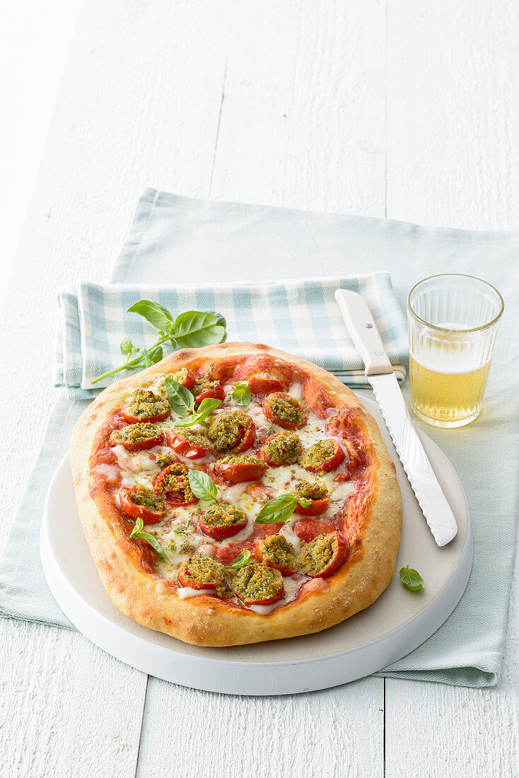 Pizza mit gefüllten Tomaten und Basilikum