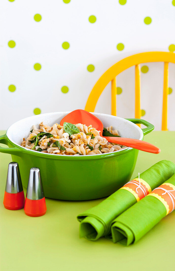 Pasta mit Hühnchen, Linsen und Spinat