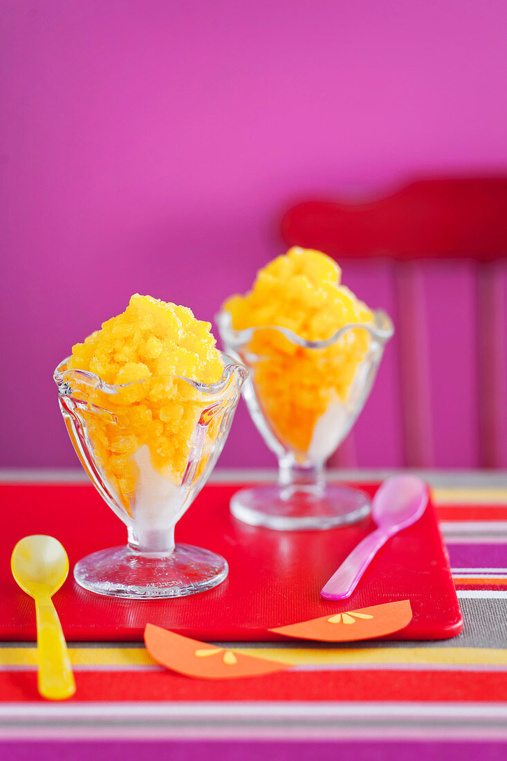 Orangen-Mango Granita in zwei Dessertgläsern