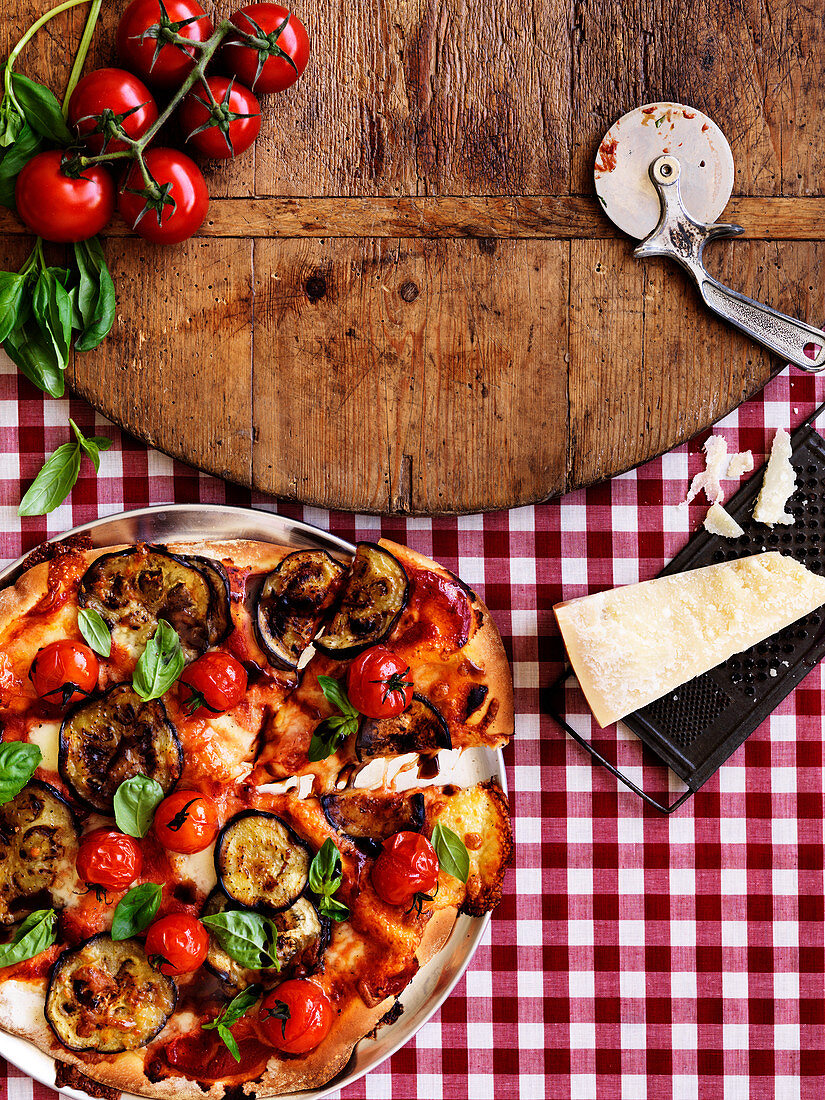 Pizza mit Auberginen und Kirschtomaten