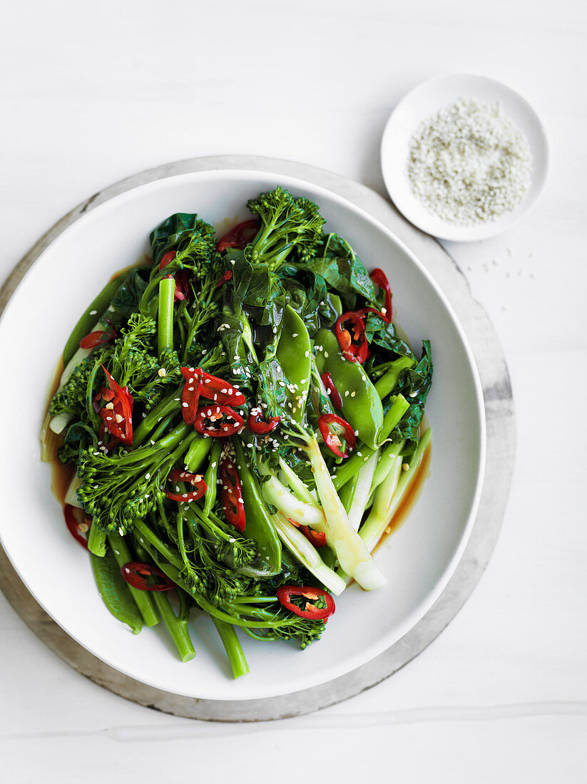 Gedämpftes grünes Gemüse mit Char-Siu-Sauce (Asien)