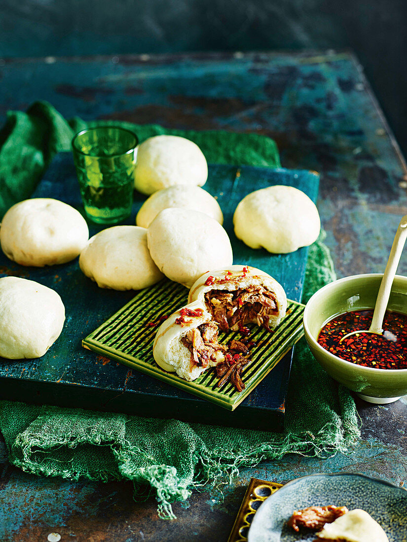 Brötchen mit Schweinefleischfüllung unn Dip