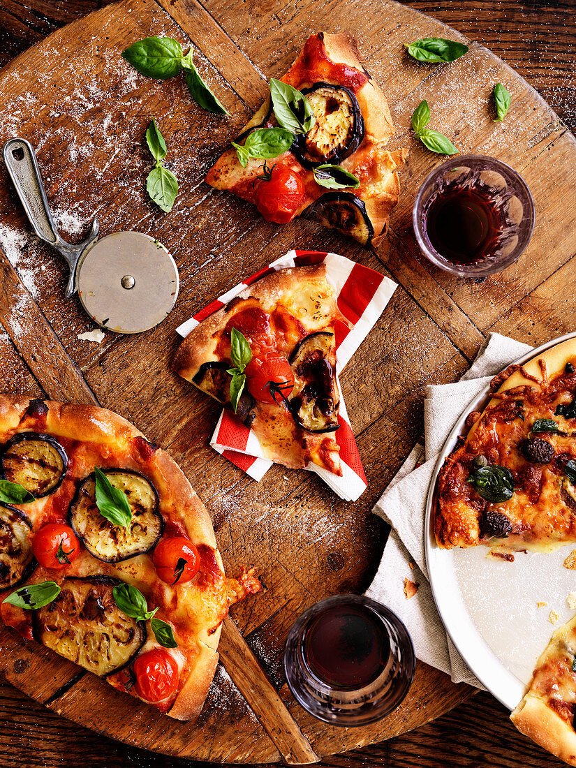 Pizza mit Auberginen und Kirschtomaten