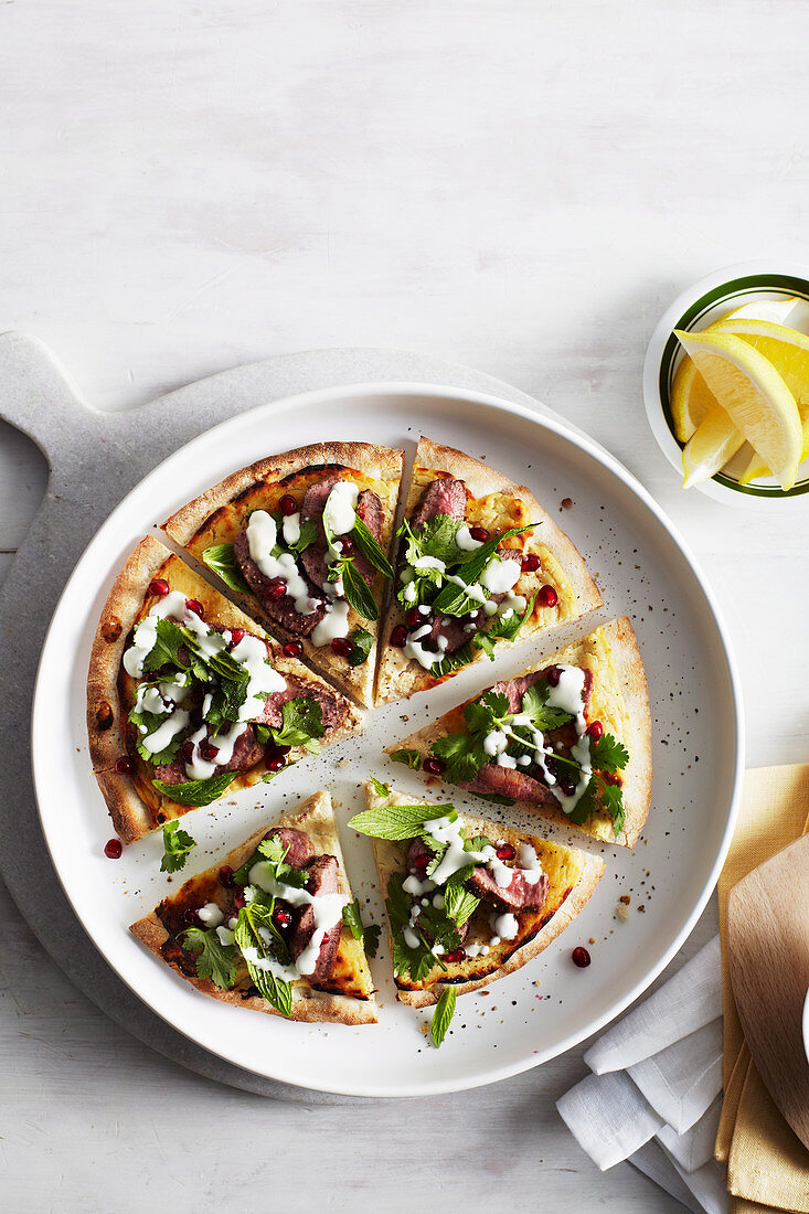 Pizza mit Lamm und Granatapfel