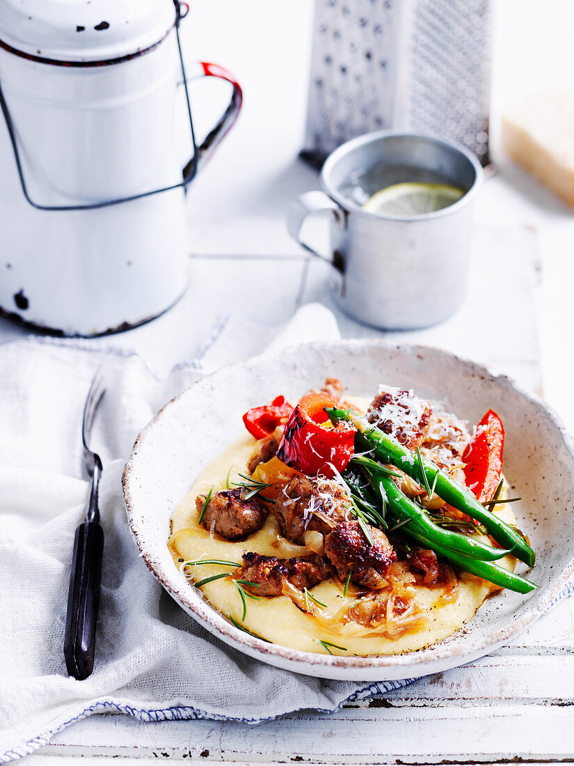 Würstchen und Paprika mit cremiger Polenta