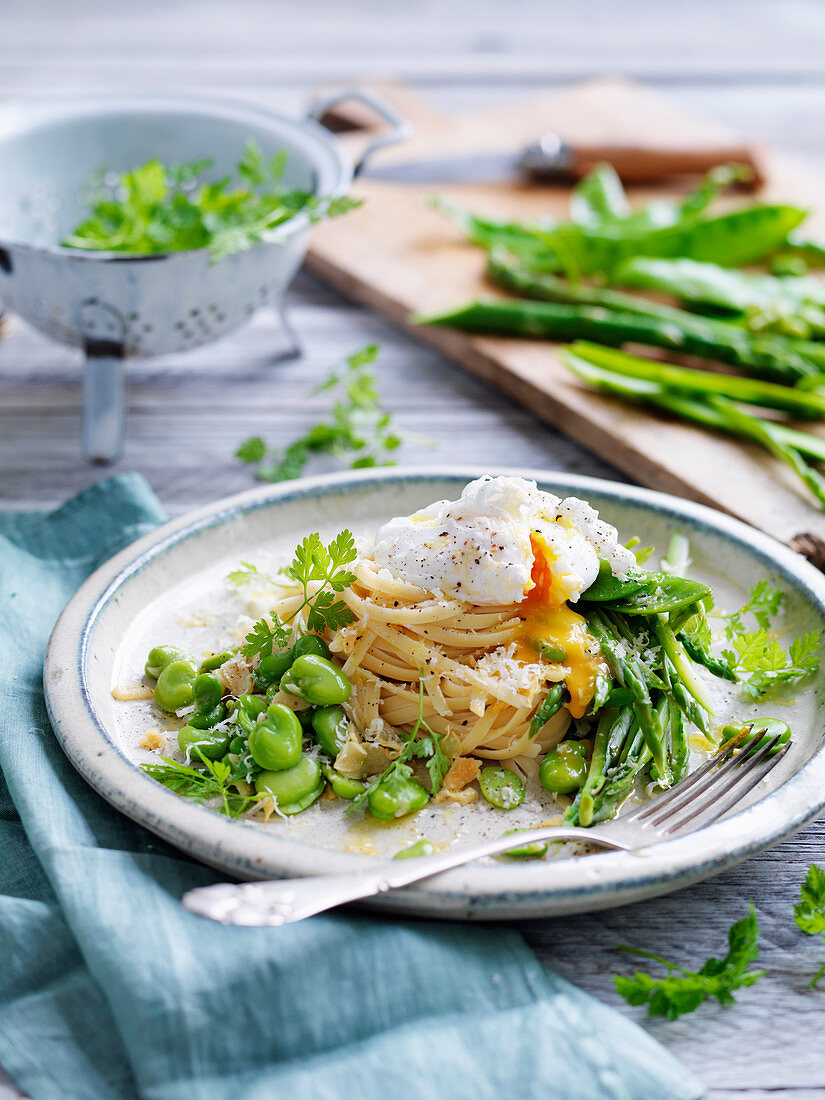 Linguine mit grünem Gemüse und pochiertem Ei