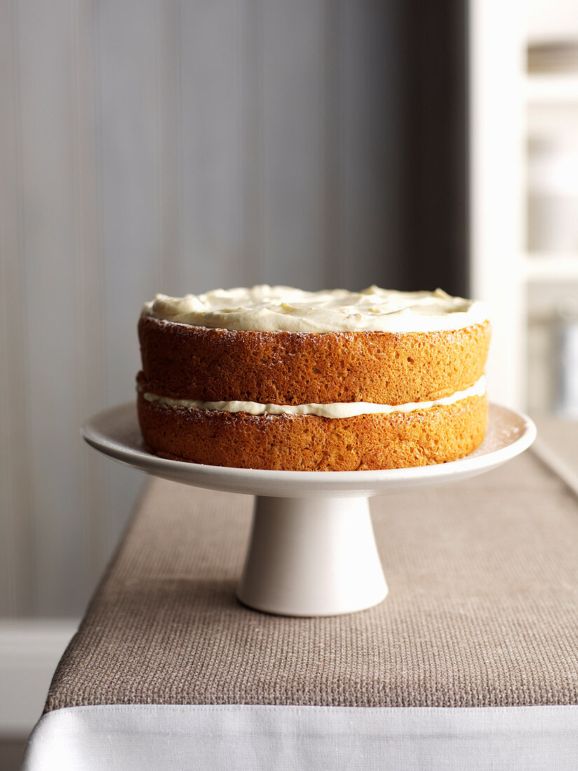 Biskuittorte mit braunem Zucker