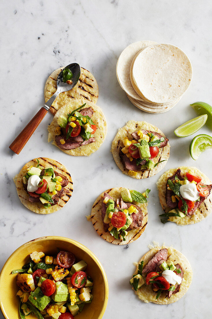 Tex-Mex-Minipizzas mit Avocado und Mais