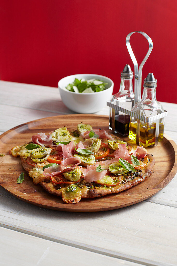 Pizza mit Pesto, Artischocken und Prosciutto