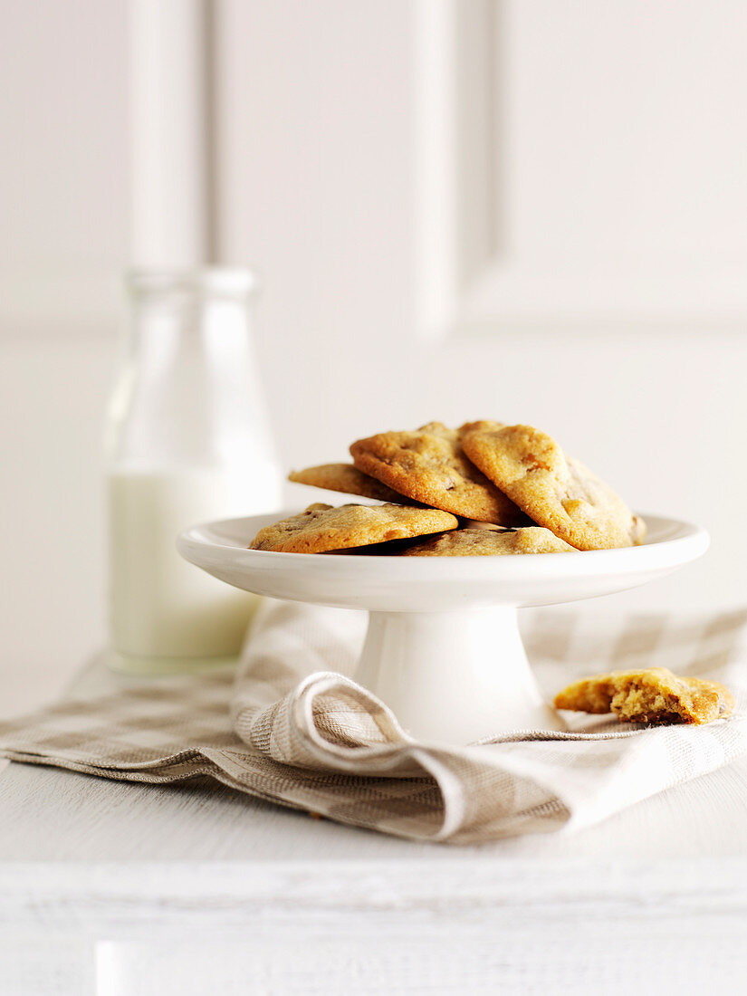 Chocolate Chip Cookies auf Kuchenständer