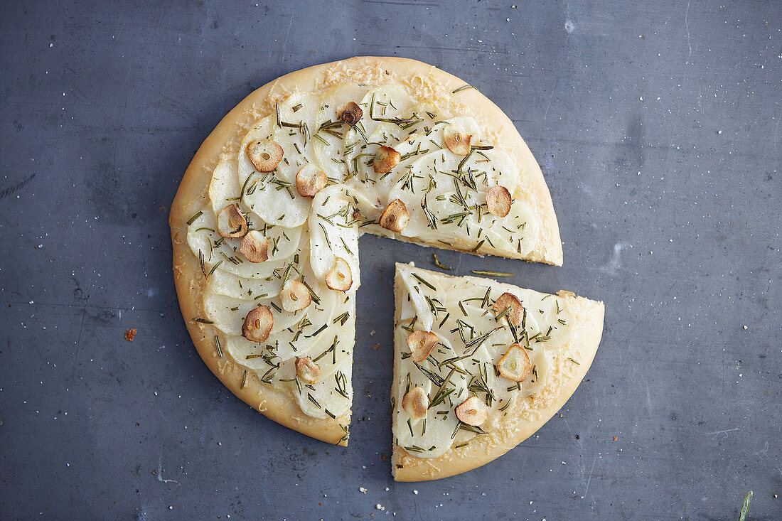 Kartoffelpizza mit Knoblauch und Rosmarin