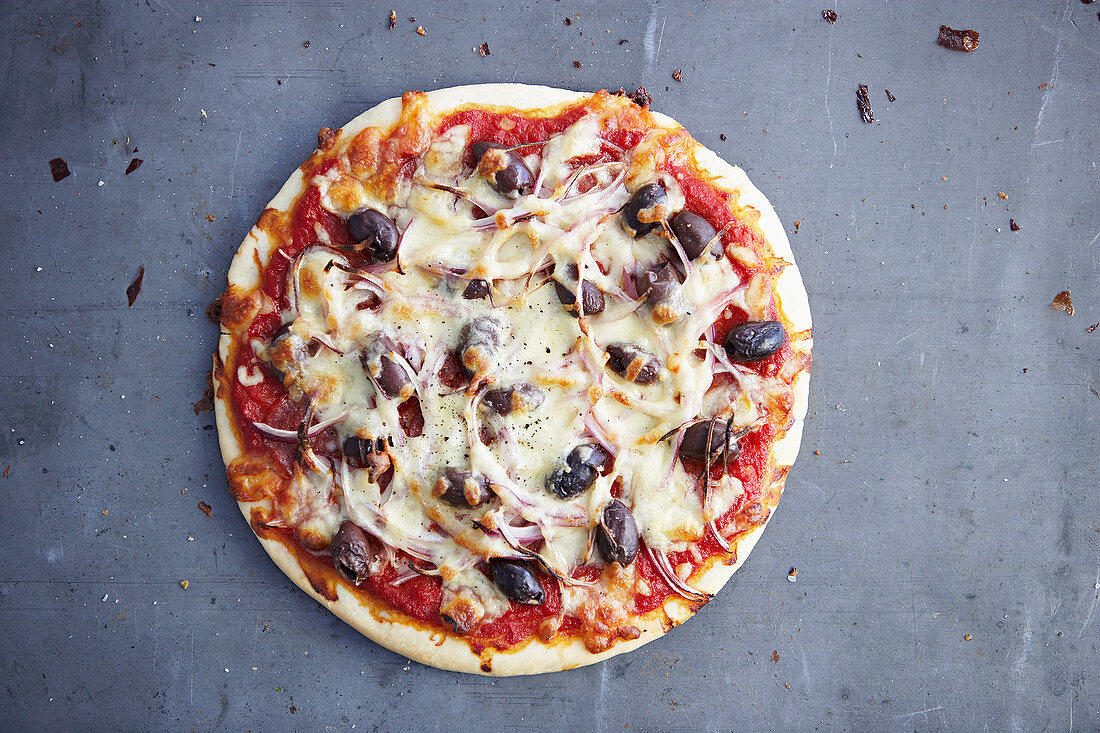 Pizza mit Peperoni und Oliven