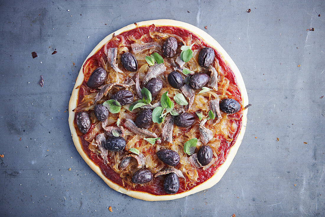 Zwiebelpizza mit Sardellen und Oliven