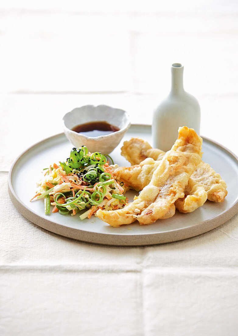 Fisch-Tempura mit asiatischen Krautsalat (glutenfrei)