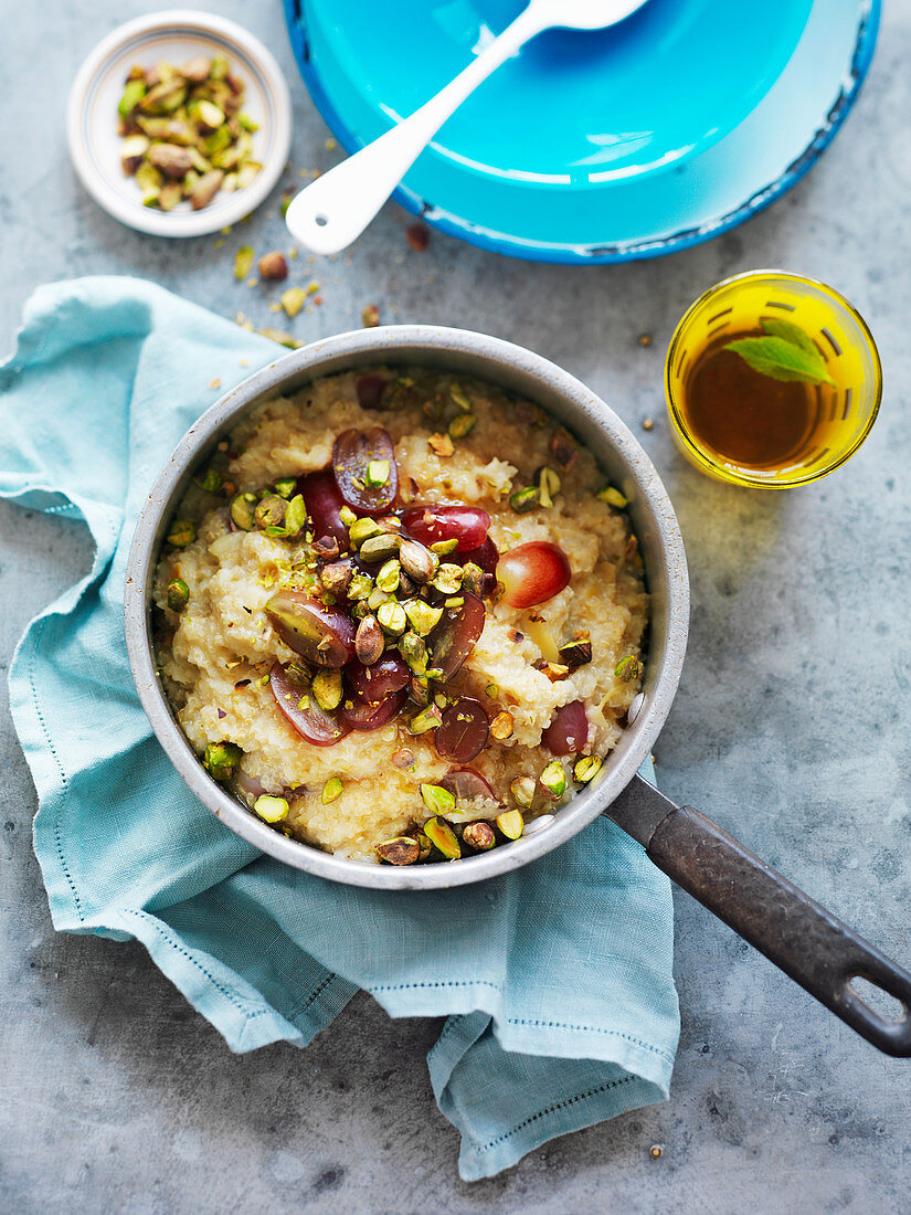 Quinoa-Porridge mit Trauben und Pistazien