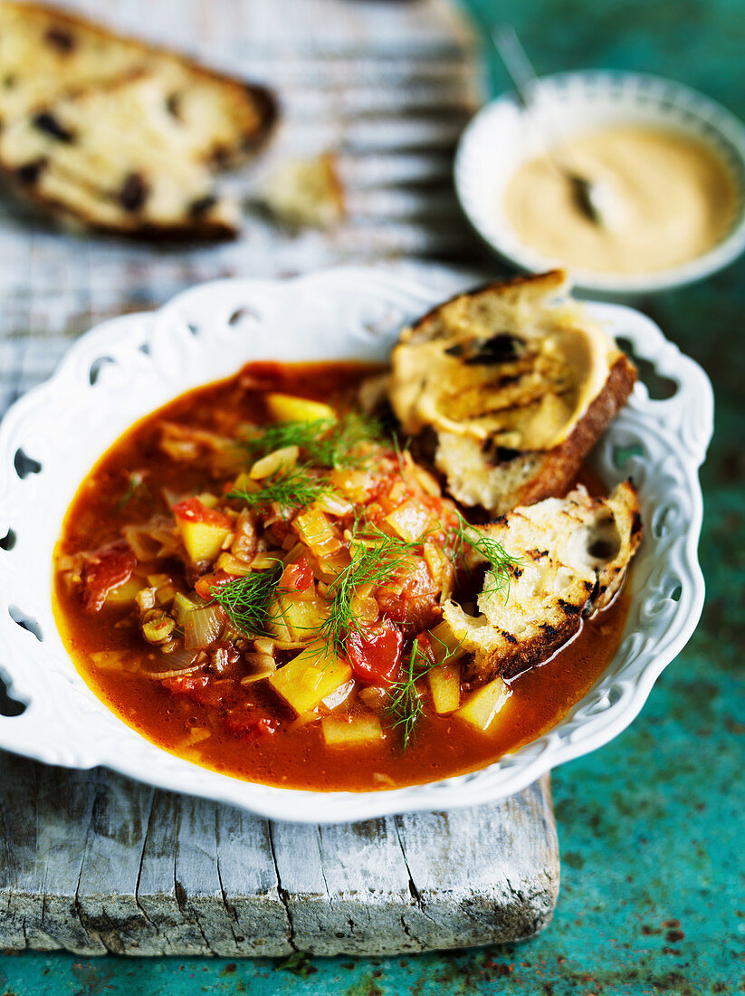 Fenchel-Tomaten-Suppe mit Rouille und Röstbrot