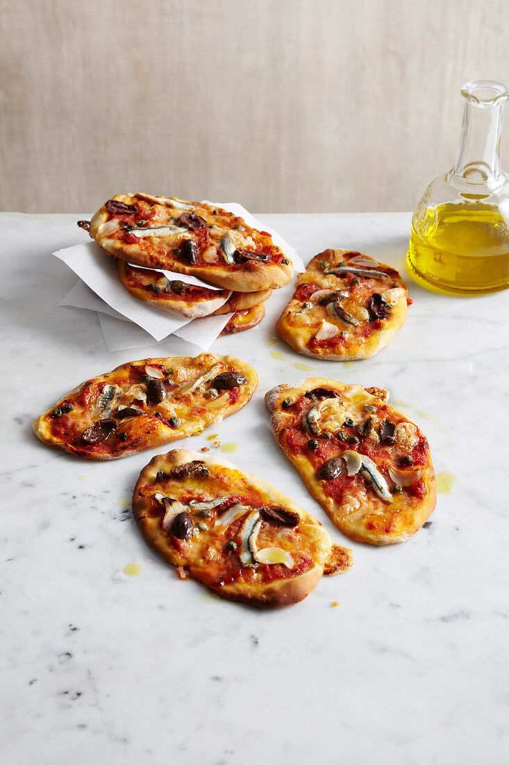Pizzette Puttanesca mit Sardellen und Oliven