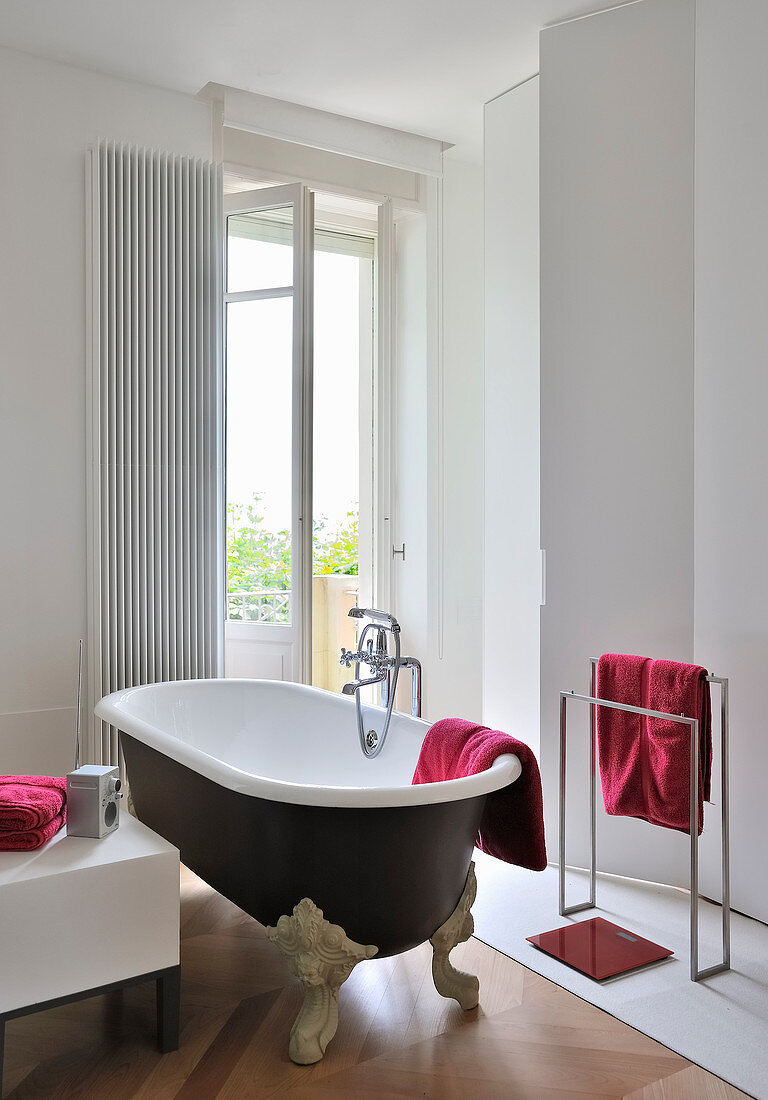 Vintage-style, free-standing bathtub in modern bathroom