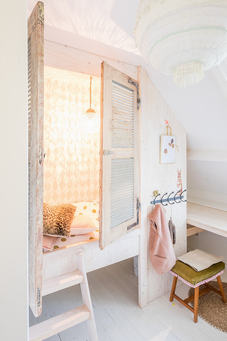 Cubby bed with louvre doors