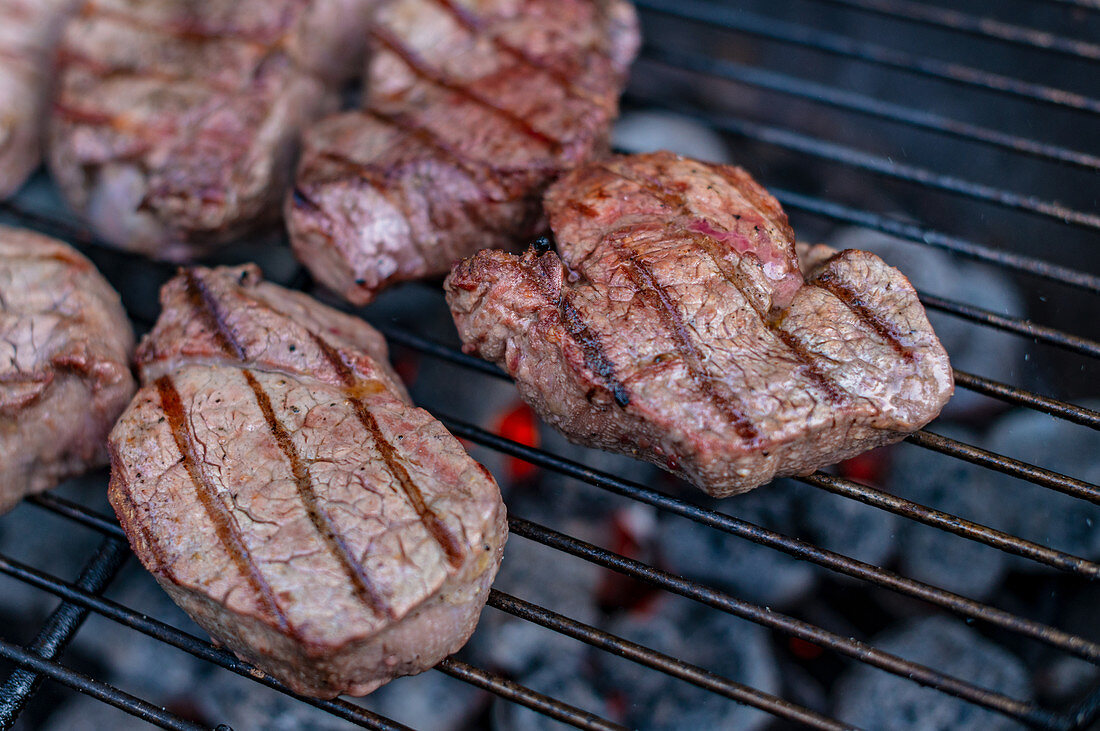 Gegrillte Rinderlendensteaks auf dem Grill