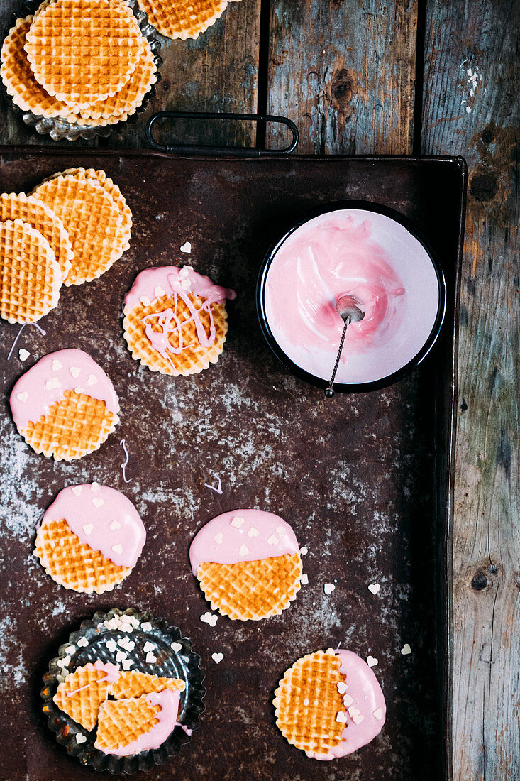 Waffelplätzchen mit rosa Glasur und kleinen weissen Herzen