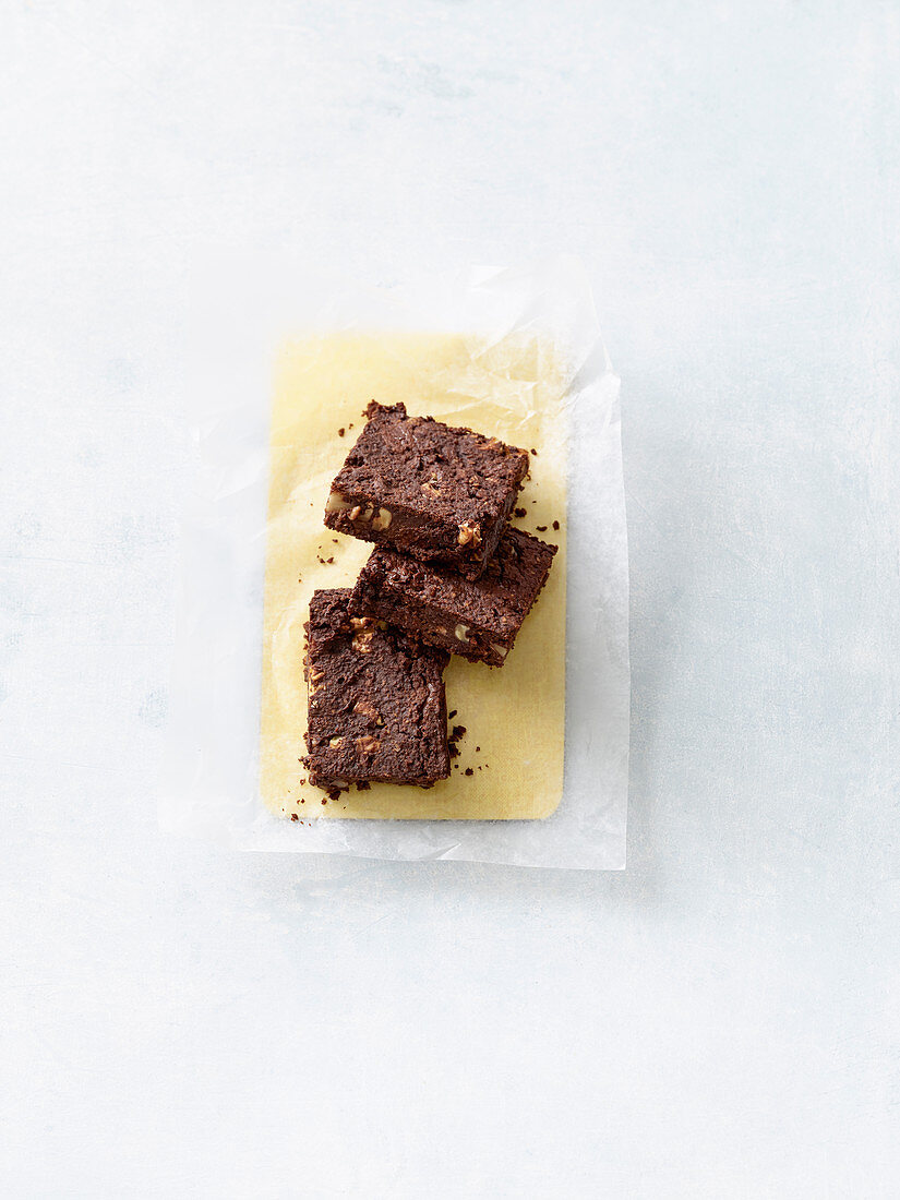 Bean brownies with dates and walnuts