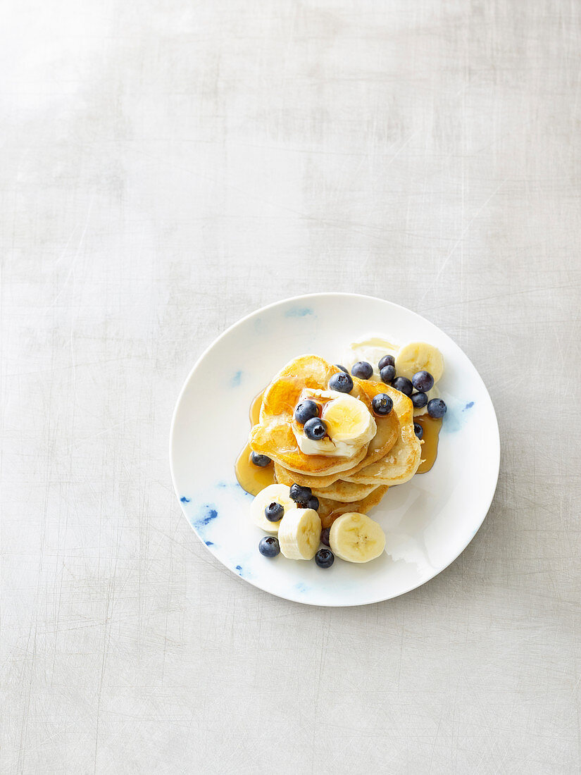 Dinkel-Pancakes mit Banane, Heidelbeeren und Ahornsirup