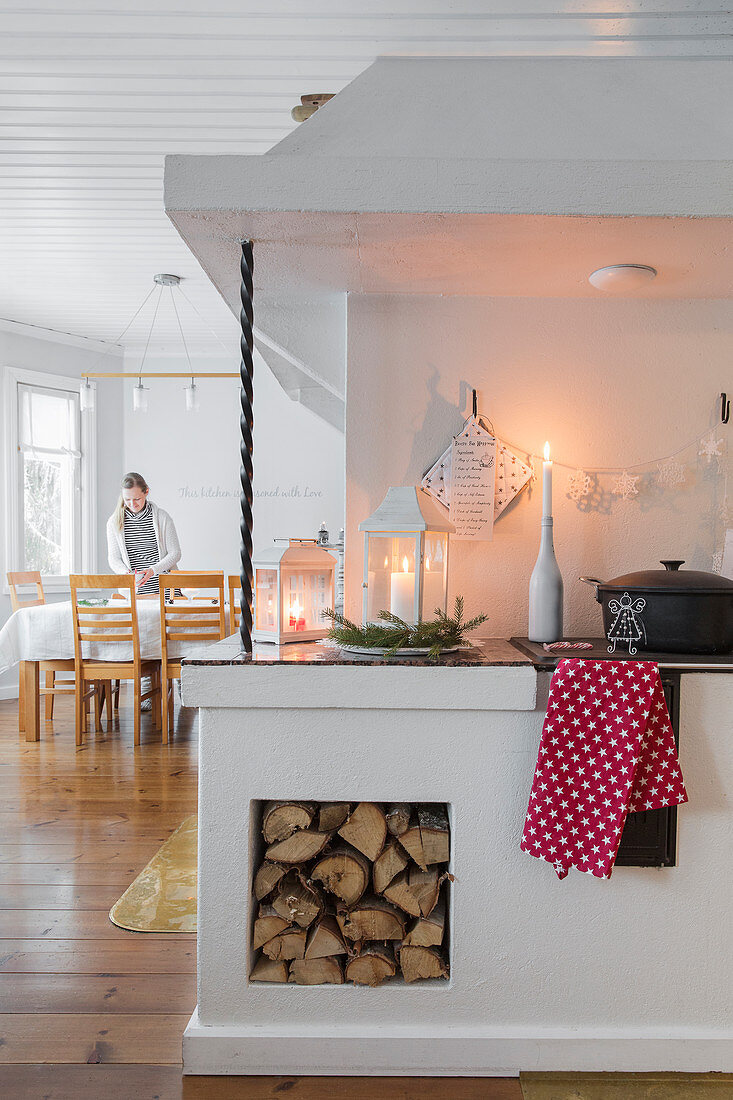 Skandinavische Küche mit Holzofen und Holzlager