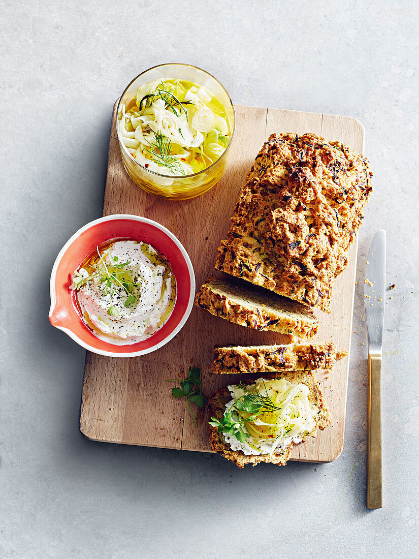 Zucchinibrot mit eingelegtem Fenchel, Zwiebeln und Fetacreme