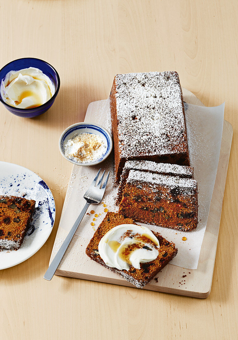 Karotten-Gewürzkuchen mit Creme Fraiche (glutenfrei)