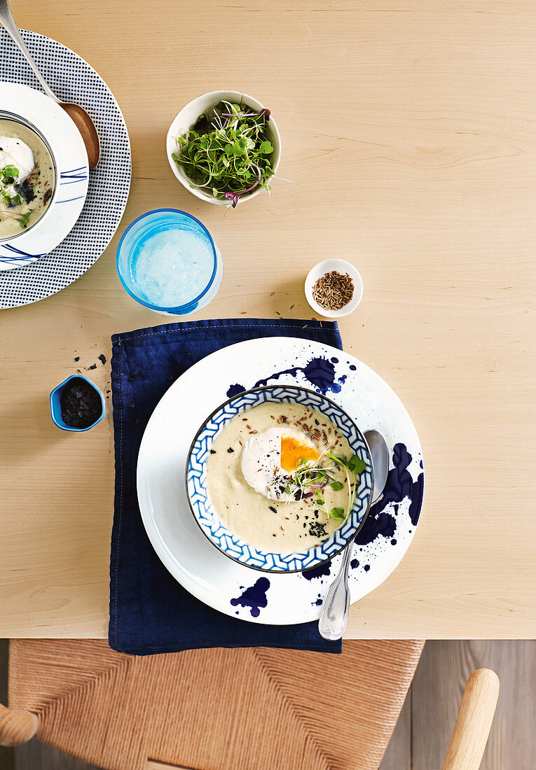 Suppe mit gegrillter Aubergine und Kreuzkümmel (Vegetarisch)