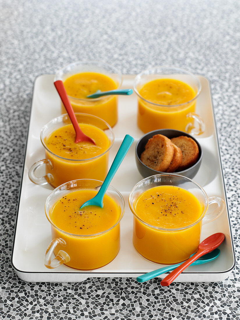 Würzige Karotten-Apfel-Suppe in Glastassen